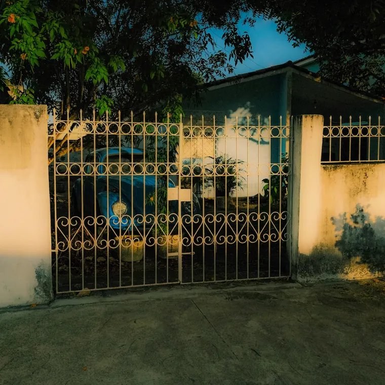 Portón de reja de una casa al anochecer